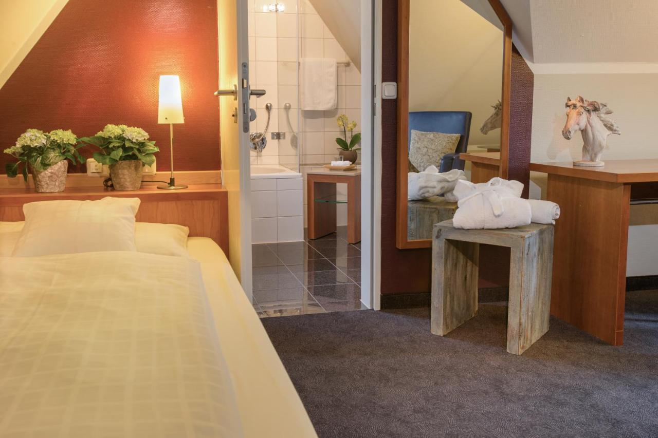 Seehotel Niedernberg - Das Dorf Am See Екстериор снимка