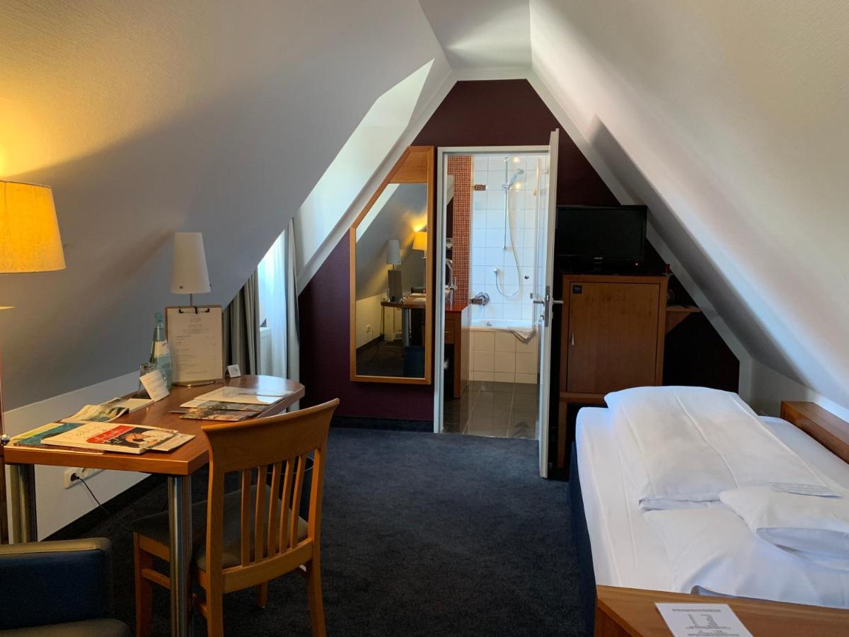 Seehotel Niedernberg - Das Dorf Am See Екстериор снимка