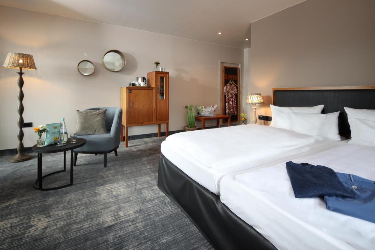 Seehotel Niedernberg - Das Dorf Am See Екстериор снимка