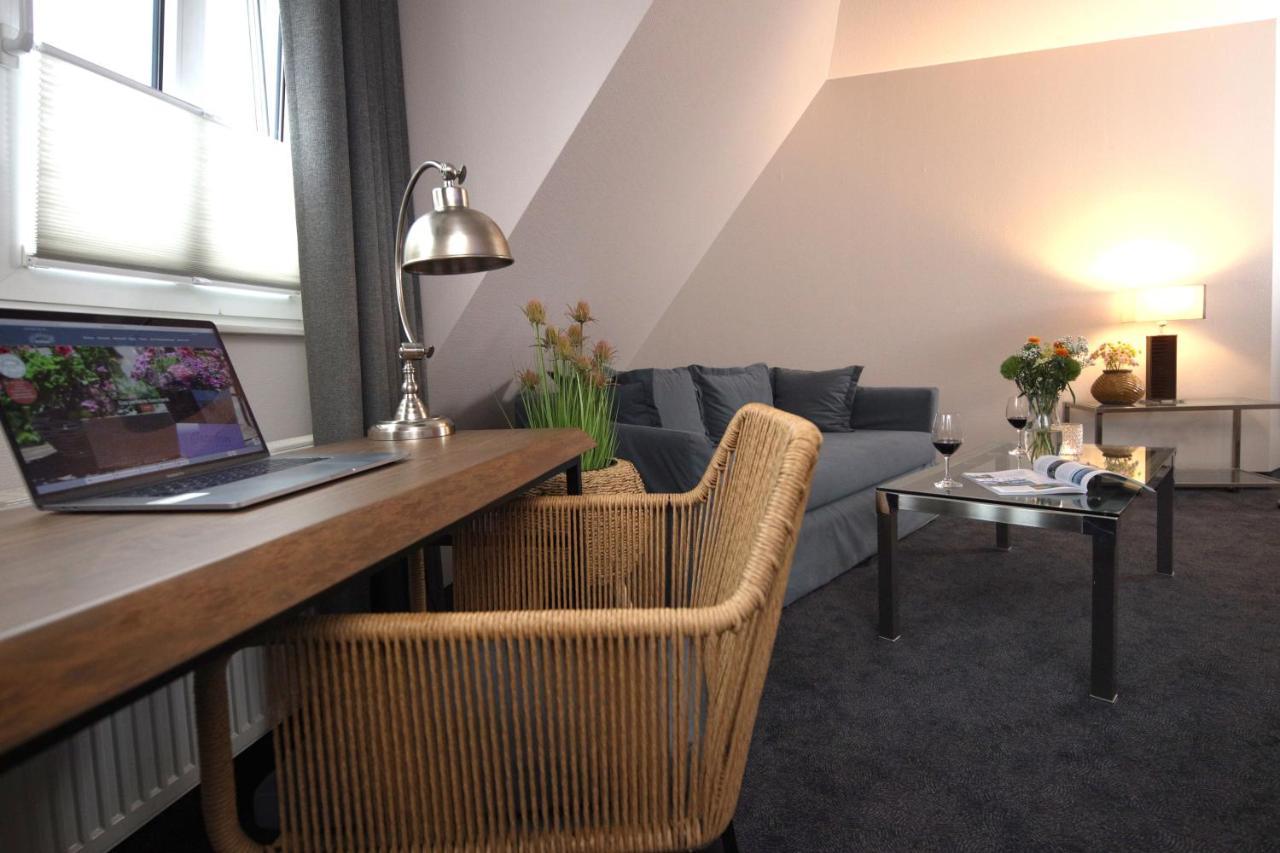 Seehotel Niedernberg - Das Dorf Am See Екстериор снимка