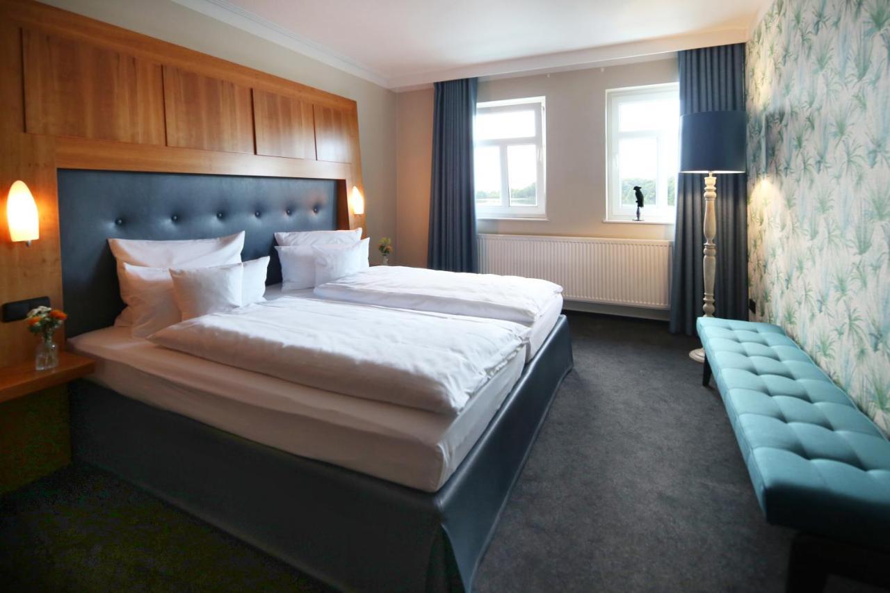 Seehotel Niedernberg - Das Dorf Am See Екстериор снимка
