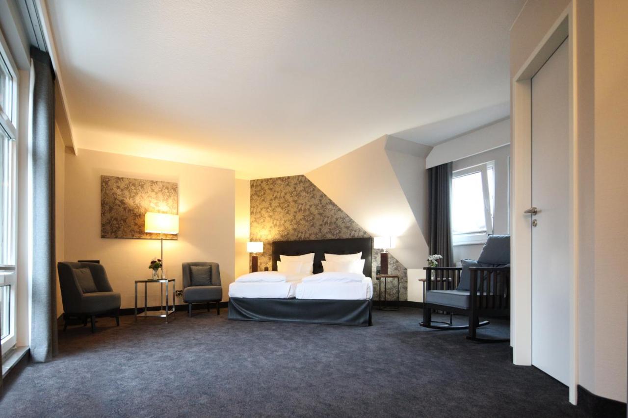 Seehotel Niedernberg - Das Dorf Am See Екстериор снимка