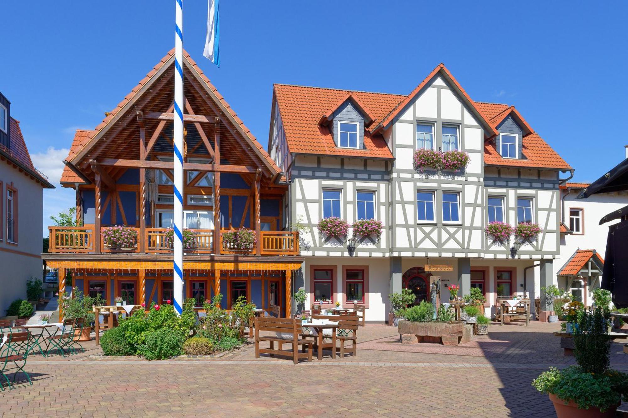 Seehotel Niedernberg - Das Dorf Am See Екстериор снимка