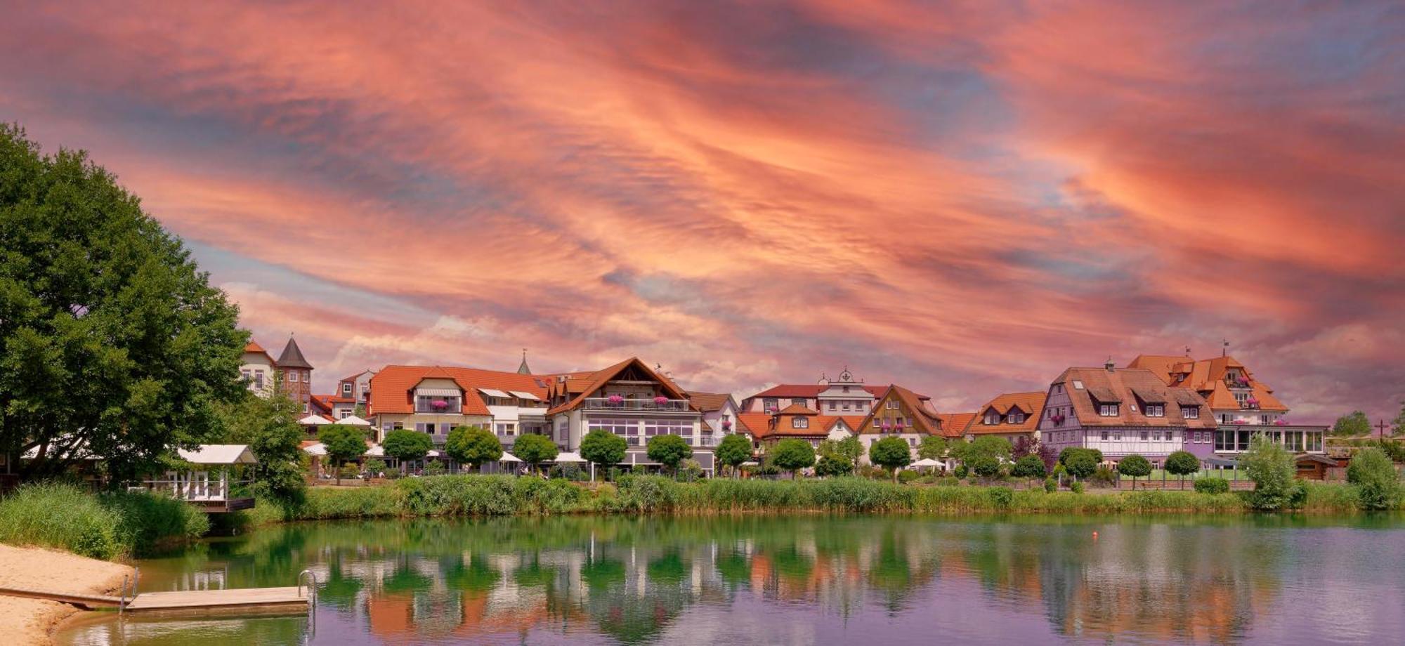Seehotel Niedernberg - Das Dorf Am See Екстериор снимка