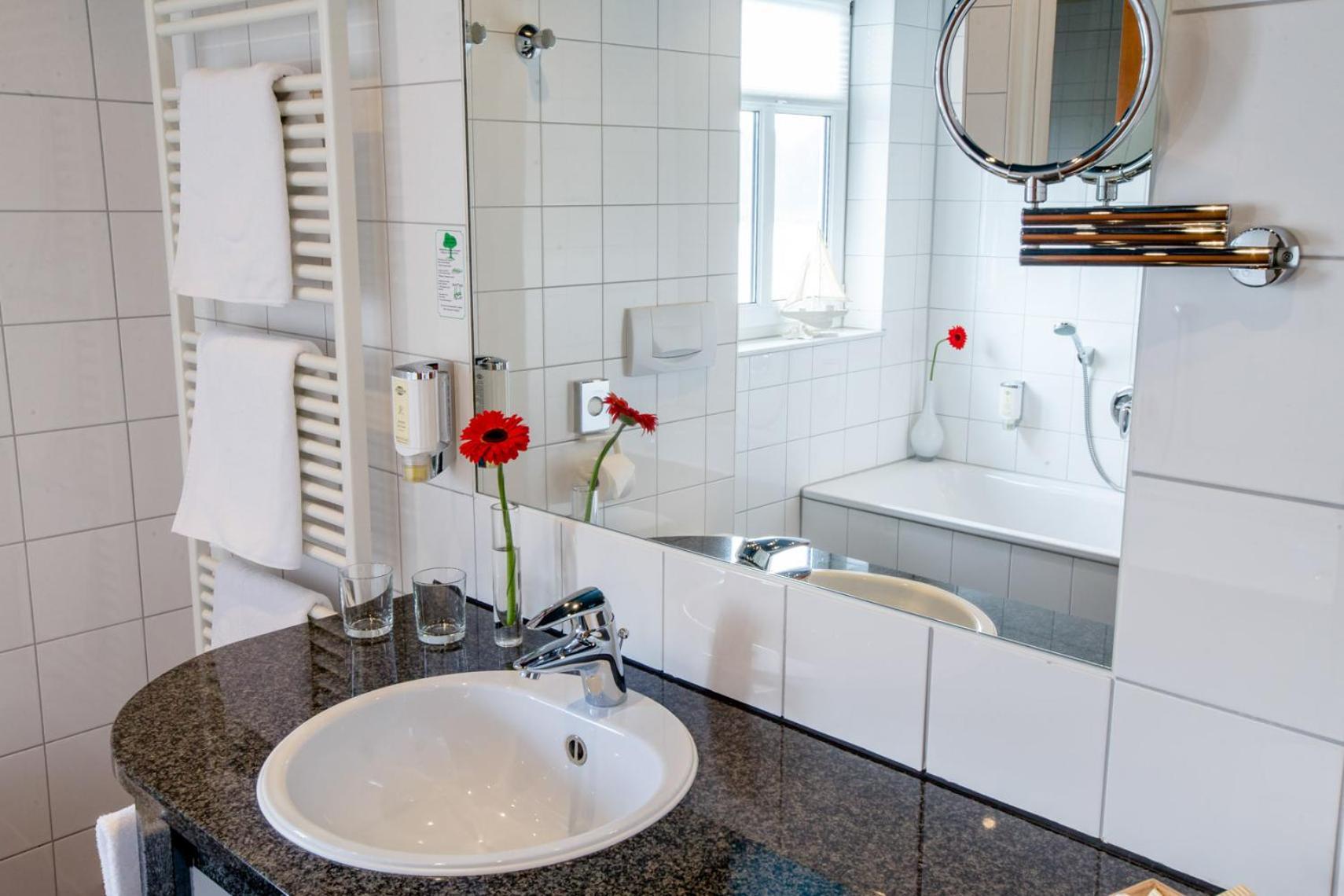 Seehotel Niedernberg - Das Dorf Am See Екстериор снимка