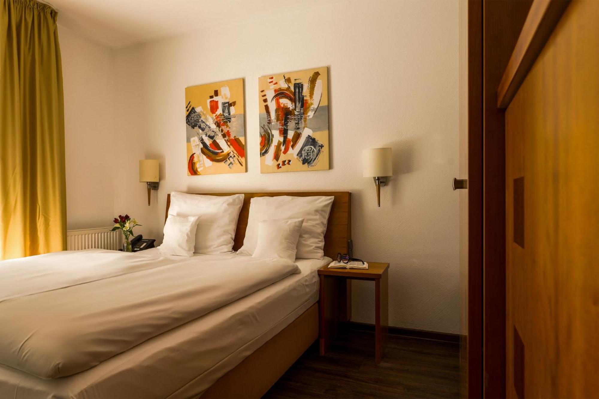 Seehotel Niedernberg - Das Dorf Am See Екстериор снимка