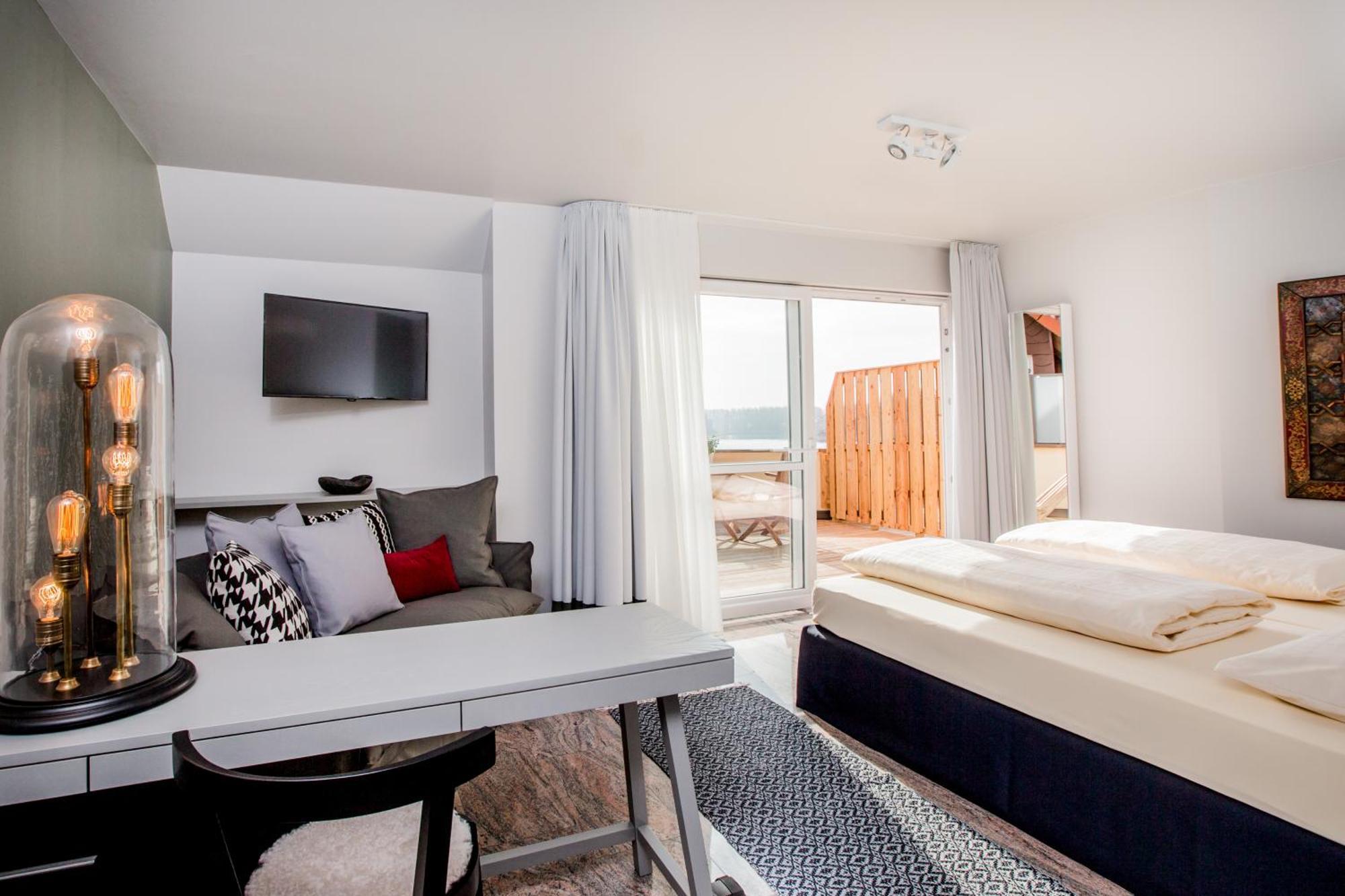 Seehotel Niedernberg - Das Dorf Am See Екстериор снимка