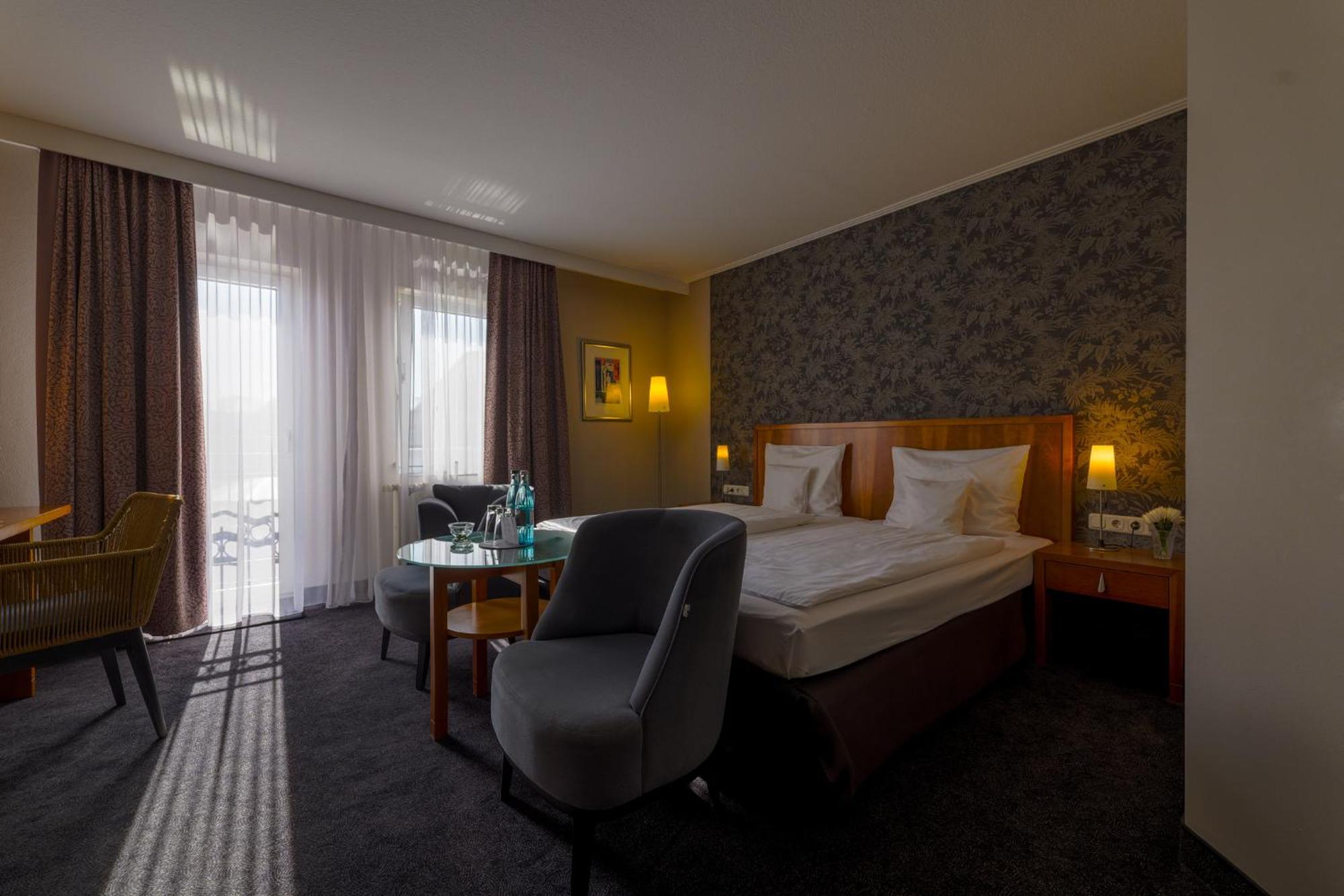 Seehotel Niedernberg - Das Dorf Am See Екстериор снимка