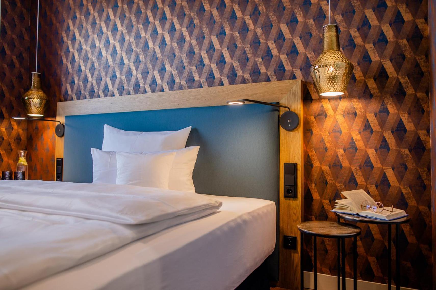 Seehotel Niedernberg - Das Dorf Am See Екстериор снимка