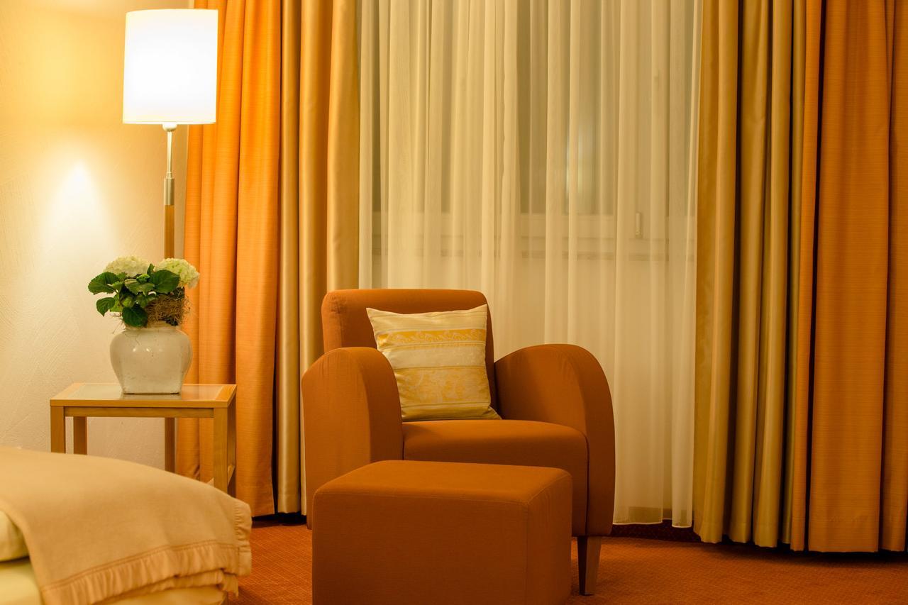Seehotel Niedernberg - Das Dorf Am See Екстериор снимка