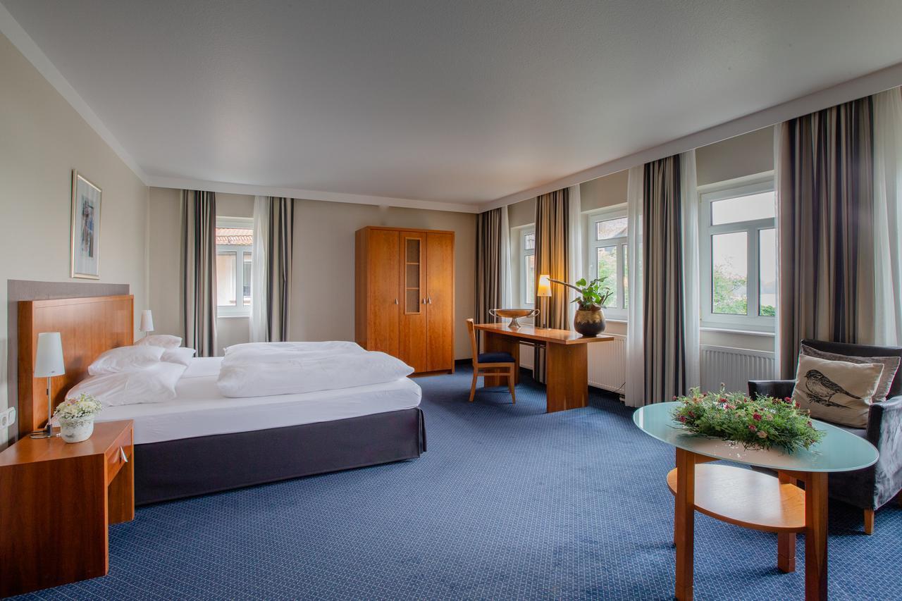 Seehotel Niedernberg - Das Dorf Am See Екстериор снимка