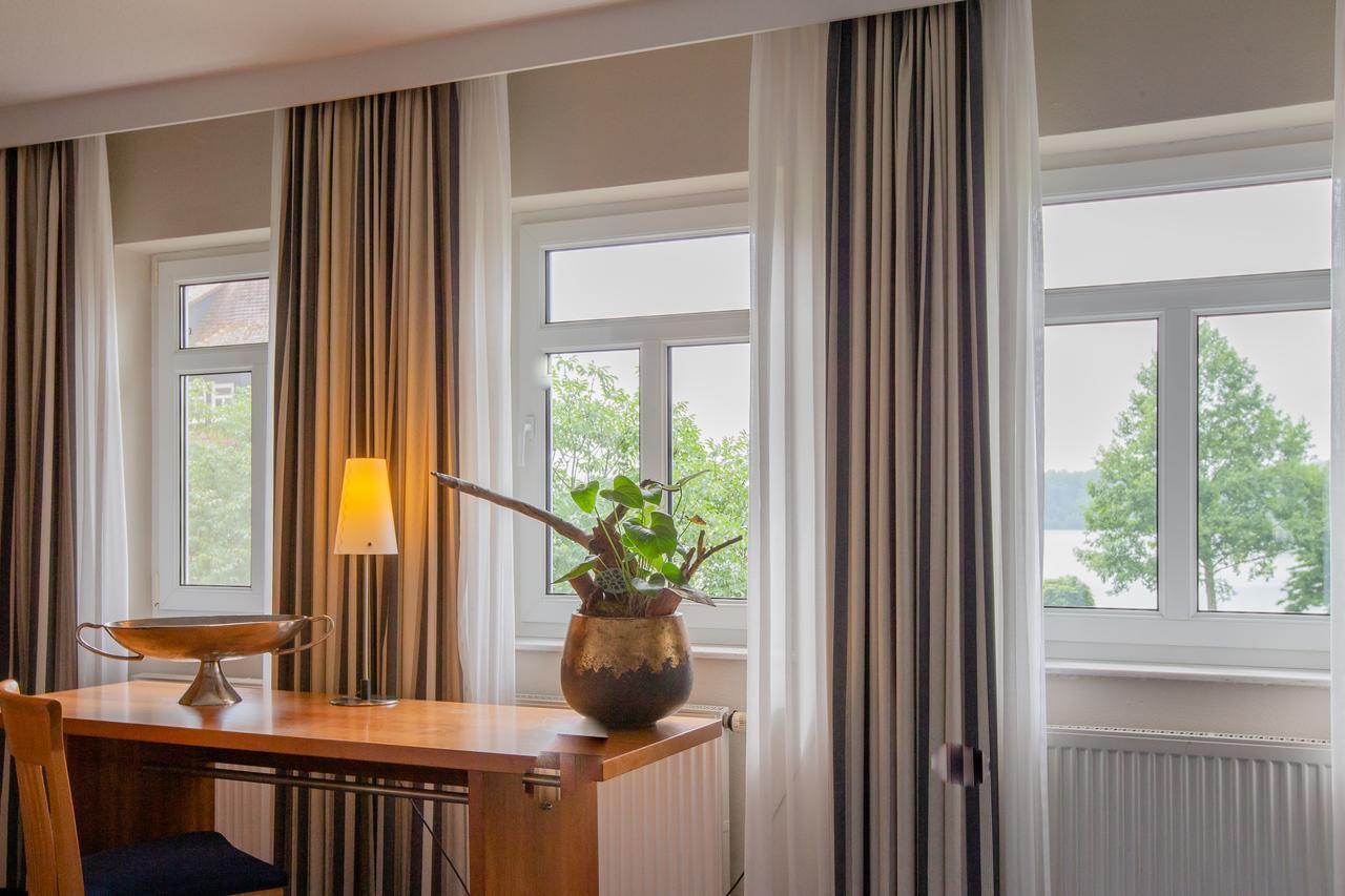 Seehotel Niedernberg - Das Dorf Am See Екстериор снимка