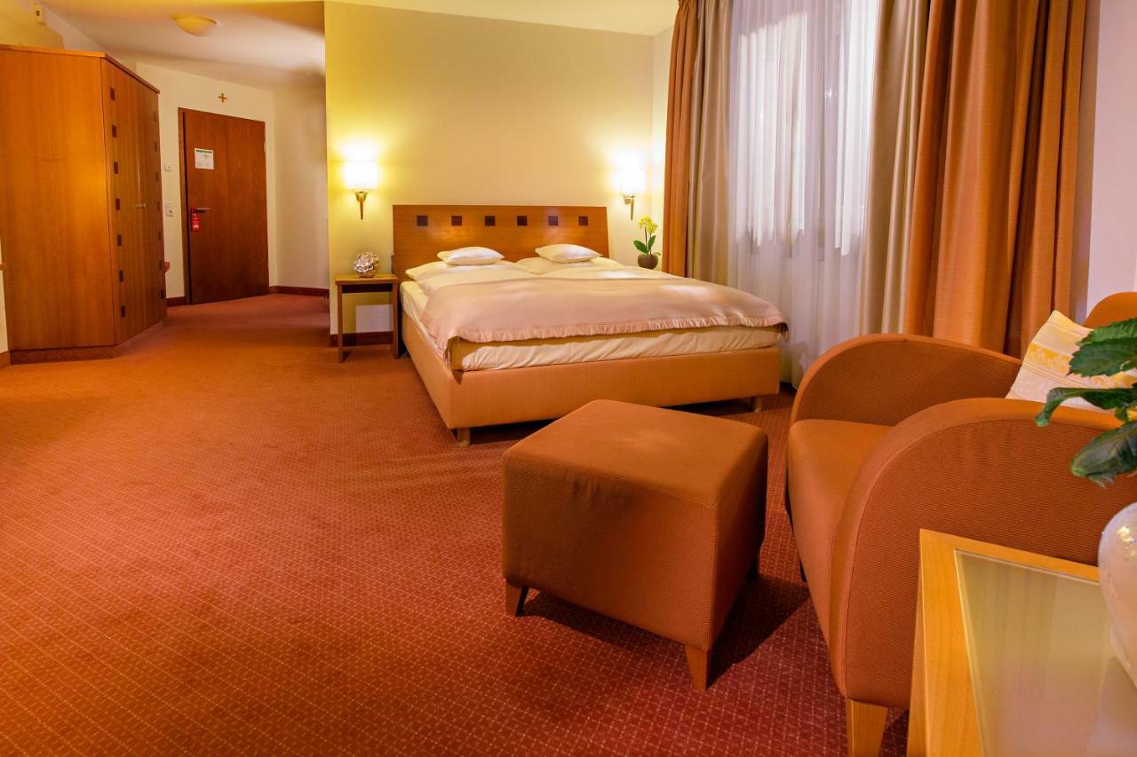 Seehotel Niedernberg - Das Dorf Am See Екстериор снимка