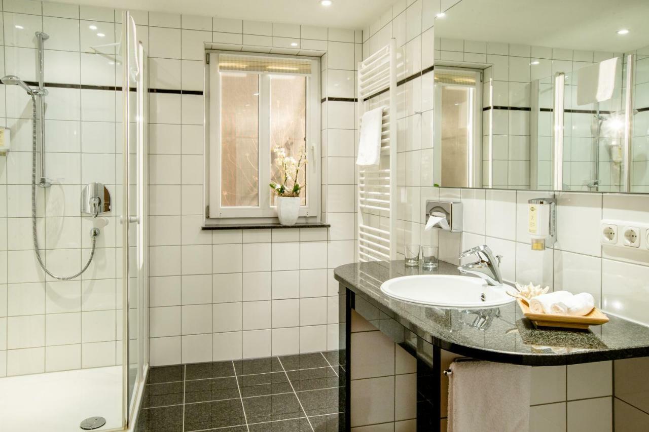 Seehotel Niedernberg - Das Dorf Am See Екстериор снимка