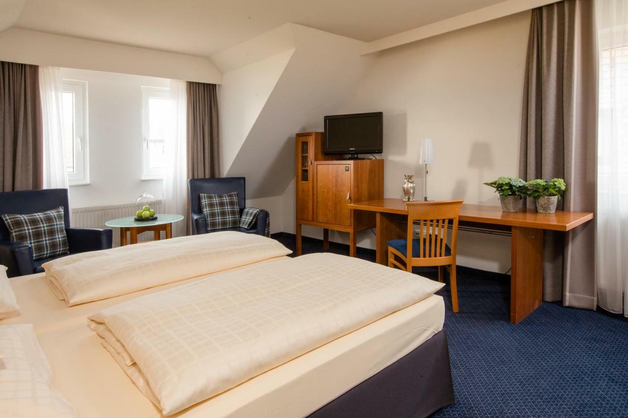 Seehotel Niedernberg - Das Dorf Am See Екстериор снимка