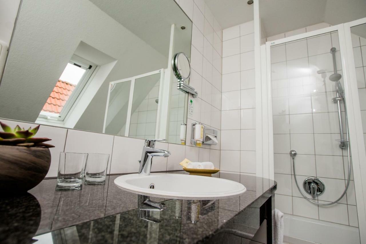 Seehotel Niedernberg - Das Dorf Am See Екстериор снимка