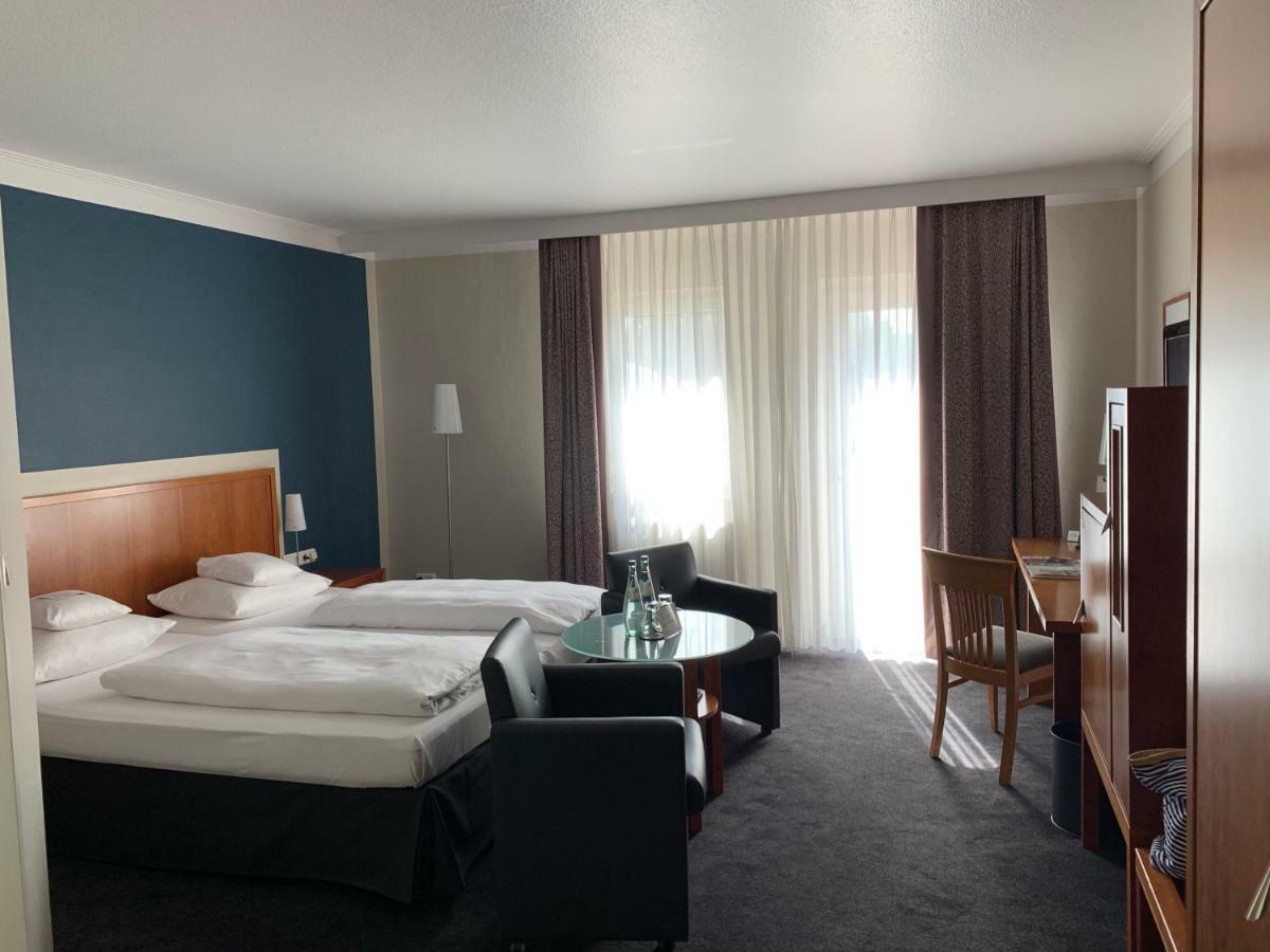 Seehotel Niedernberg - Das Dorf Am See Екстериор снимка